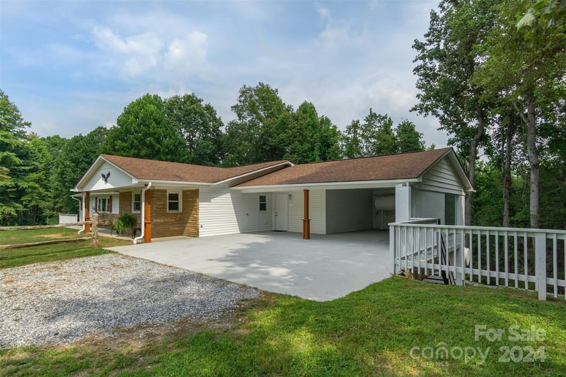 468 Deer Park Lake Road, Spruce Pine, NC - 7 beds, 4,342 sqft - $544,900