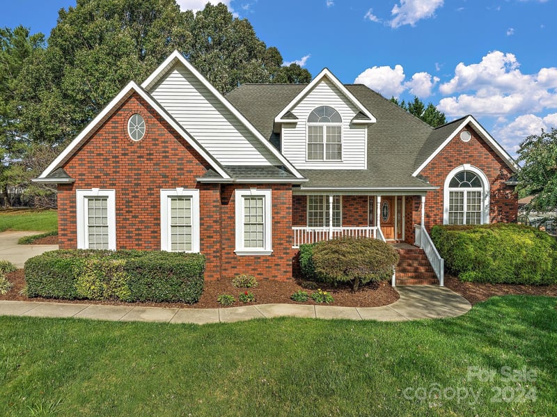 2488 Birdie Lane NE, Conover, NC - 4 beds, 3 baths, 3,036 sqft - $699,900