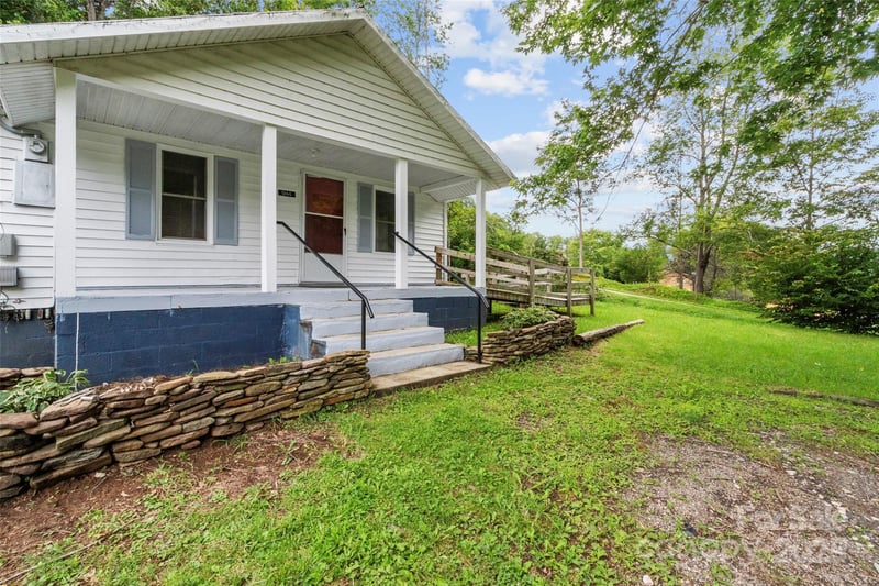 944 Georges Fork Road, Burnsville, NC - 2 beds, 1 bath, 864 sqft - $160,000