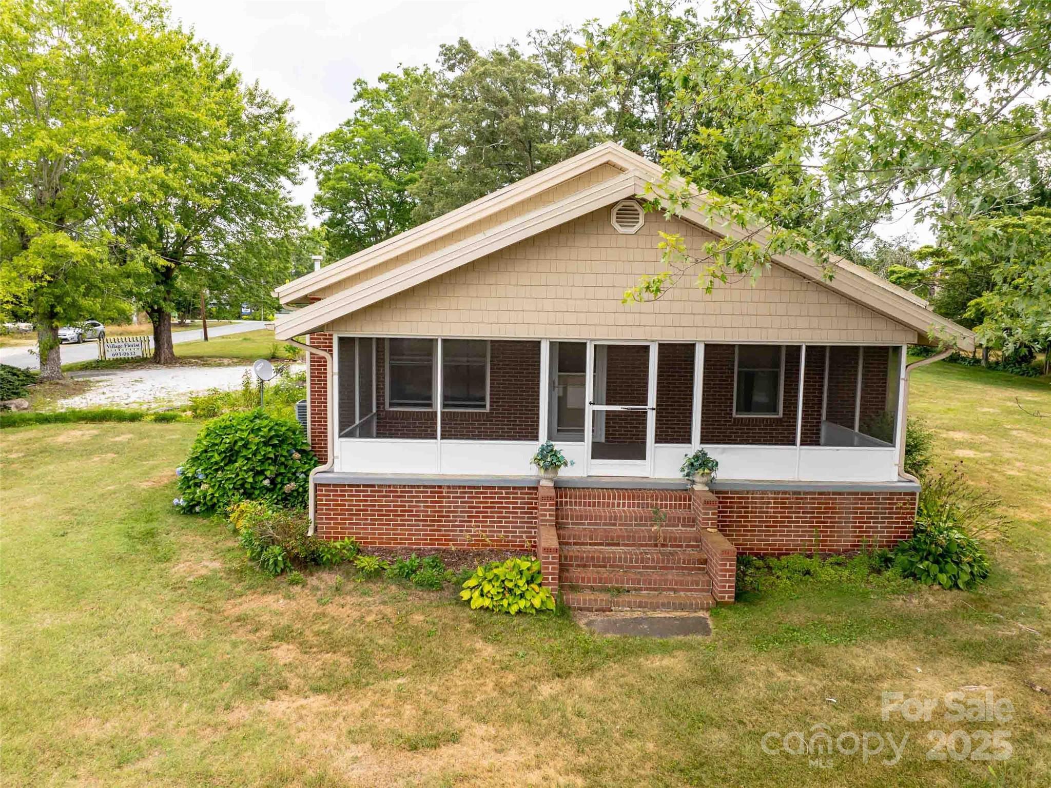 103 King, East Flat Rock, NC. property listing photo