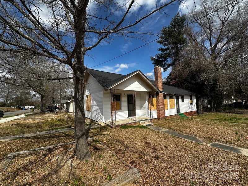 306 E Arch Street, Lancaster, SC - 3 beds, 2 baths, 1,700 sqft - $85,000