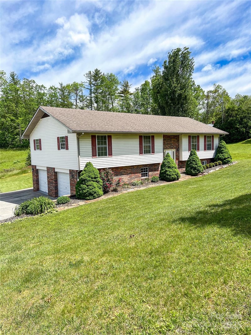 660 Halltown Road, Spruce Pine, NC - 4 beds, 3 baths, 2,520 sqft - $449,999
