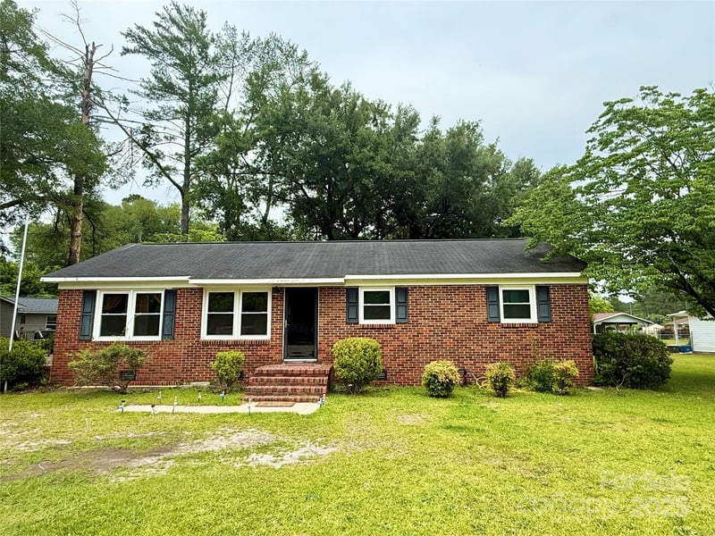 101 Windsor Drive, Cheraw, SC - 4 beds, 1 bath, 1,200 sqft - $170,000