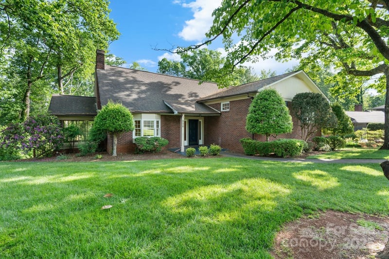 220 West Park Drive, Morganton, NC - 4 beds, 3 baths, 2,904 sqft - $399,000