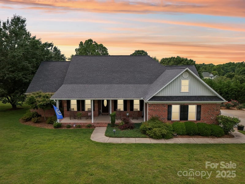 105 Gold Run, Kings Mountain, NC - 3 beds, 5 baths, 3,099 sqft - $595,000