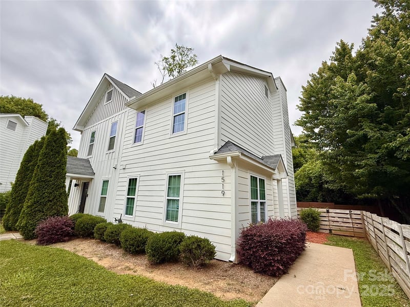 1519 Briar Creek Road B, Charlotte, NC - 2 beds, 2.5 baths, 992 sqft - $325,000