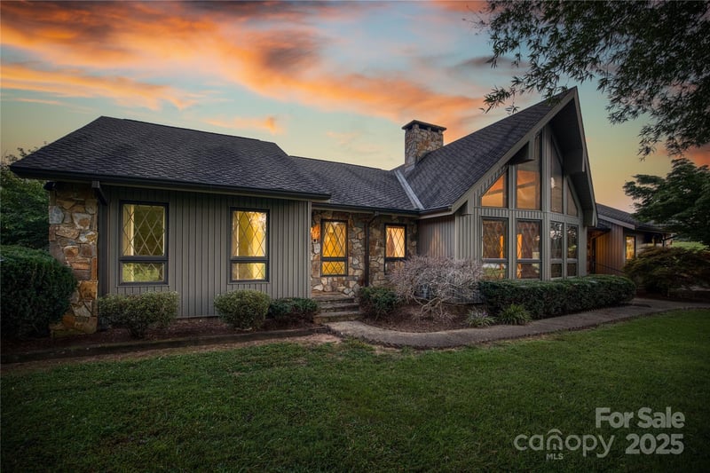 2505 Morganton Boulevard SW, Lenoir, NC - 3 beds, 3.5 baths, 3,443 sqft - $525,000