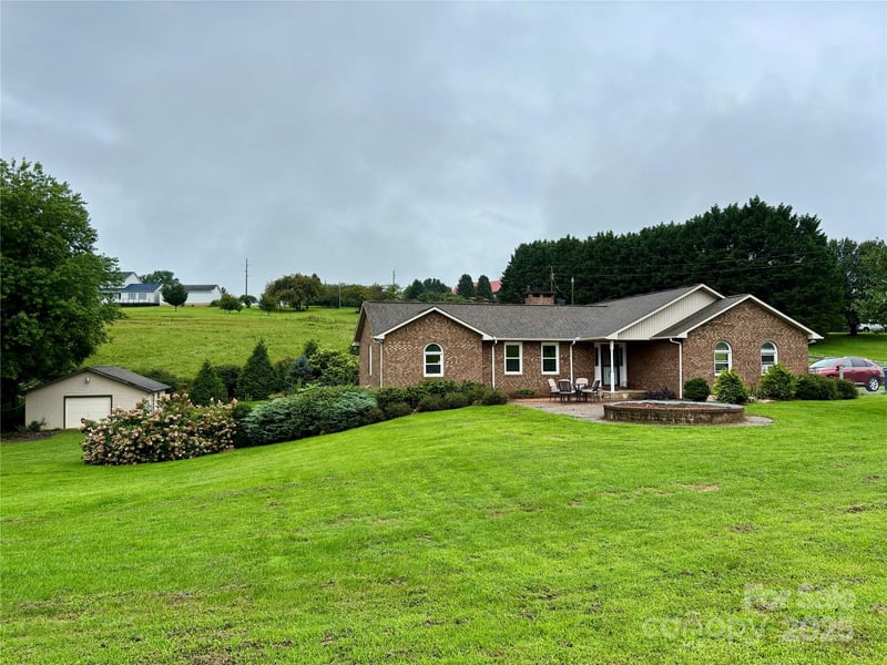 1633 Jamestown Road, Morganton, NC - 3 beds, 3 baths, 1,809 sqft - $424,900
