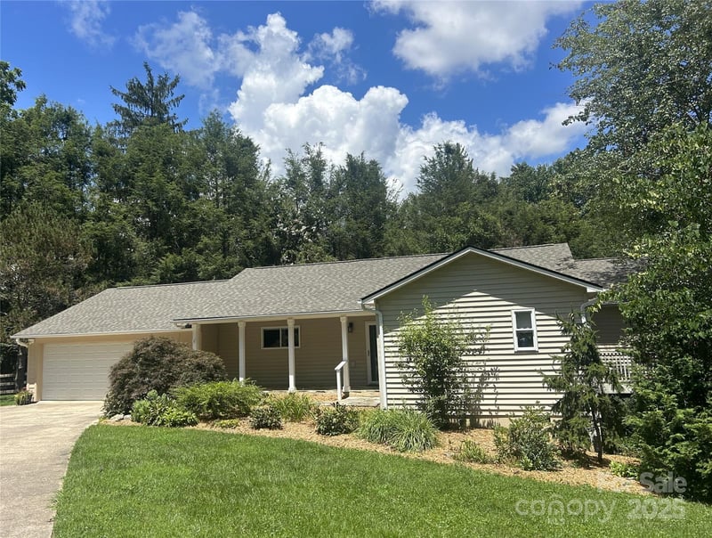 15 Beaverdam Knoll Road, Asheville, NC - 3 beds, 4 baths, 2,700 sqft - $699,000