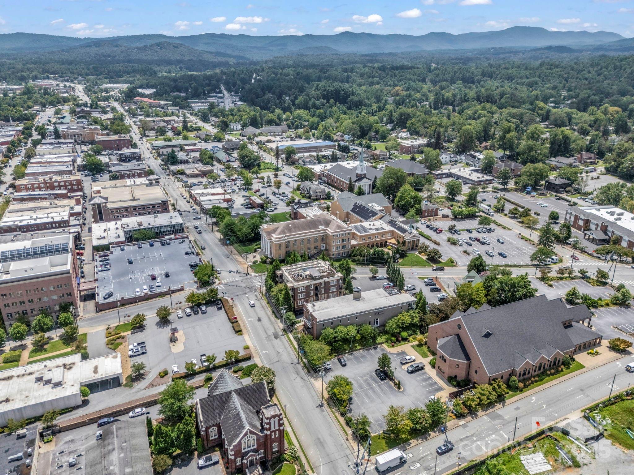 203 6th Avenue W Apt 1B, Hendersonville, NC — property listing photo