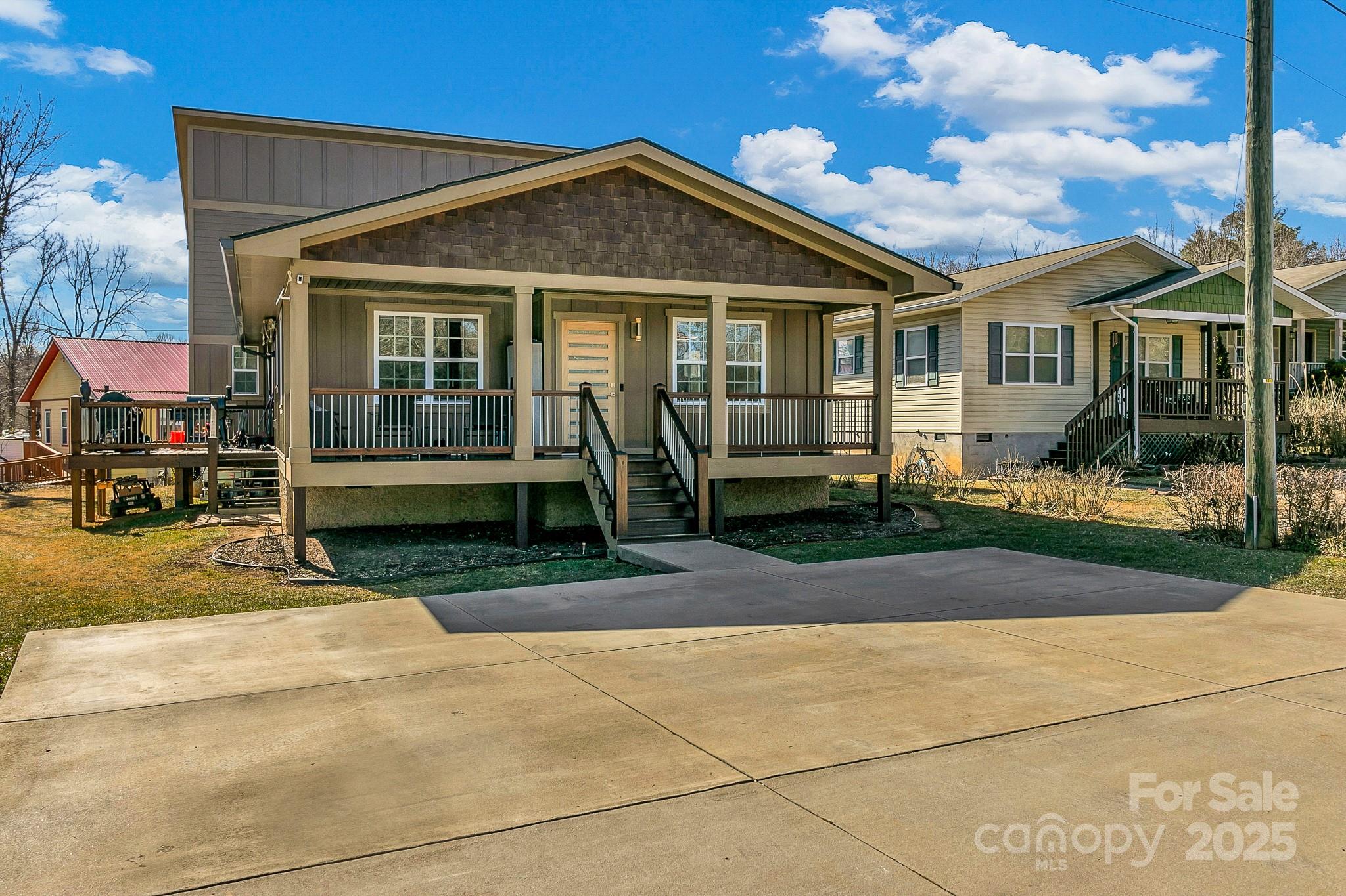 215 Oakview, Asheville, NC. property listing photo
