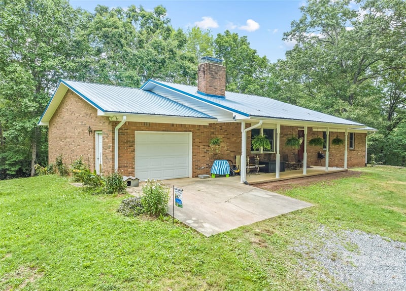 400 Sunset Heights, Canton, NC - 3 beds, 3 baths, 3,485 sqft - $629,000
