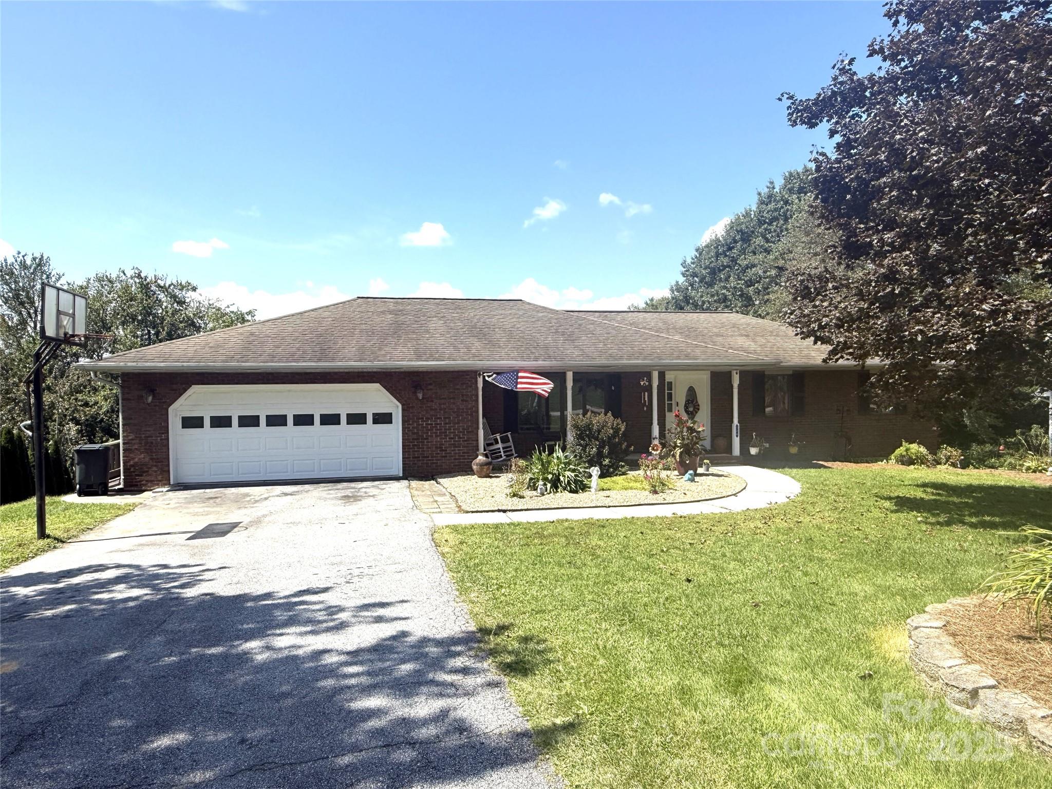 124 Mountain Valley, Hendersonville, NC. property listing photo