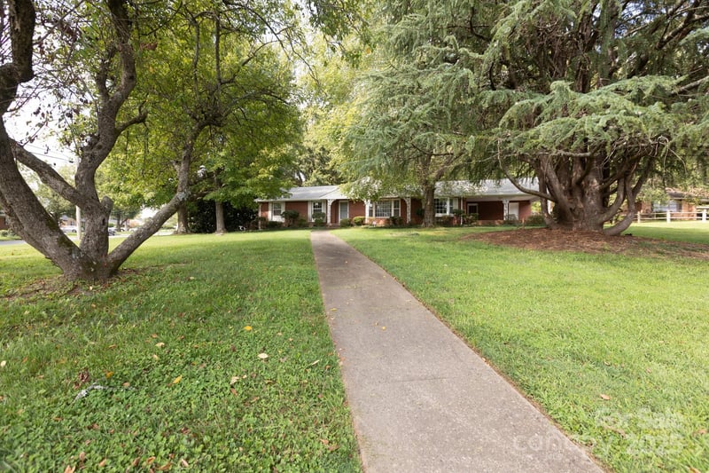 208 Victoria Circle, Kings Mountain, NC - 3 beds, 2 baths, 2,107 sqft - $324,900