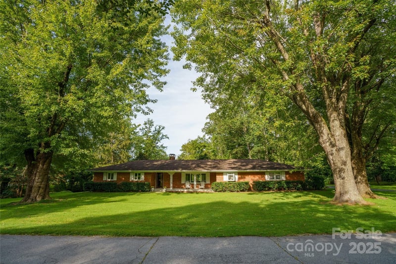 335 Lake Circle Drive, Hendersonville, NC - 4 beds, 2.5 baths, 2,852 sqft - $550,000