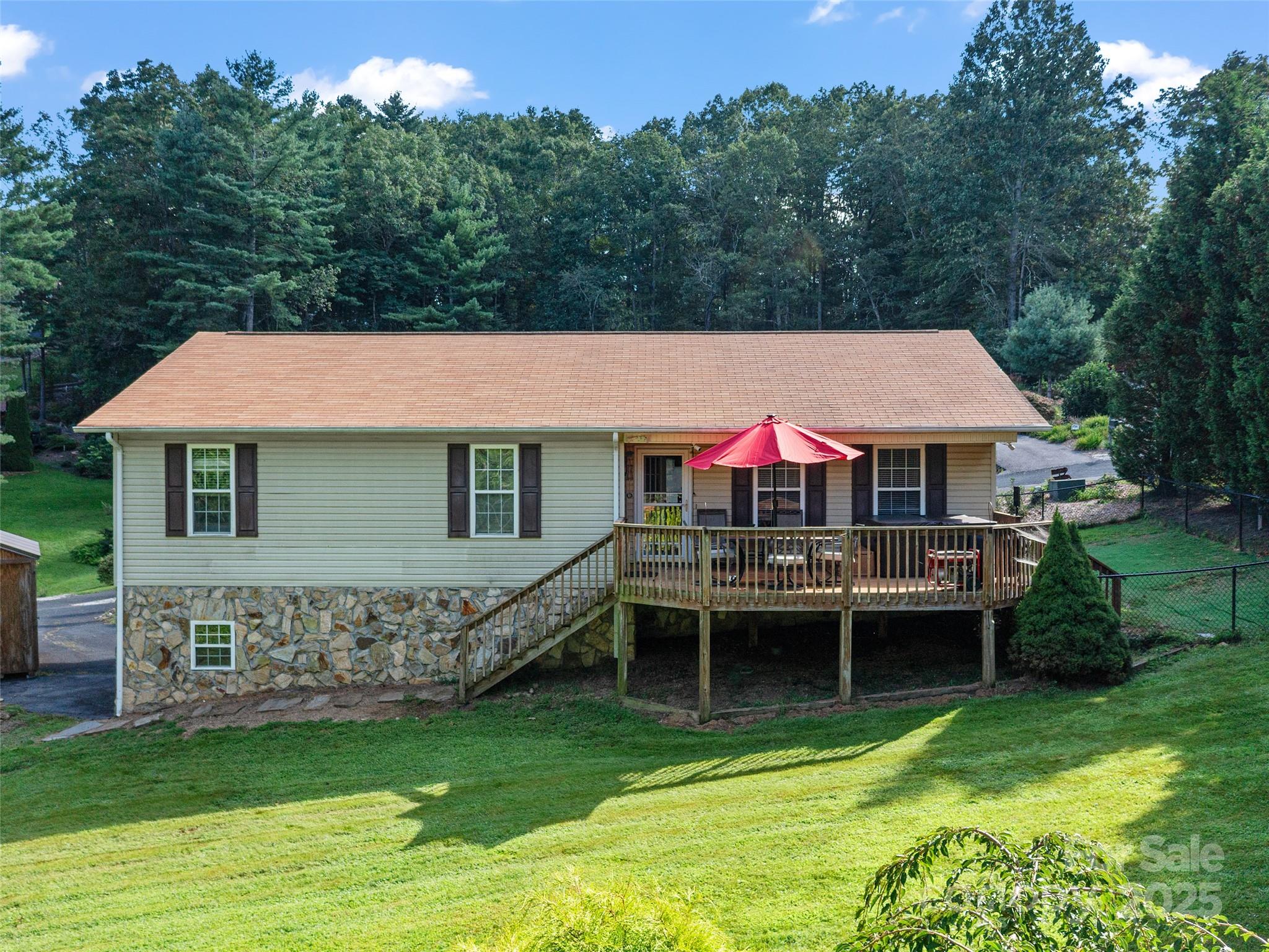 282 Sourwood, Spruce Pine, NC. property listing photo