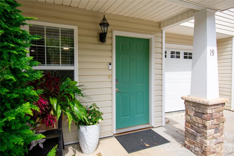 19 Singleton Lane, Fletcher, NC - 3 beds, 2.5 baths, 1,370 sqft - $275,000