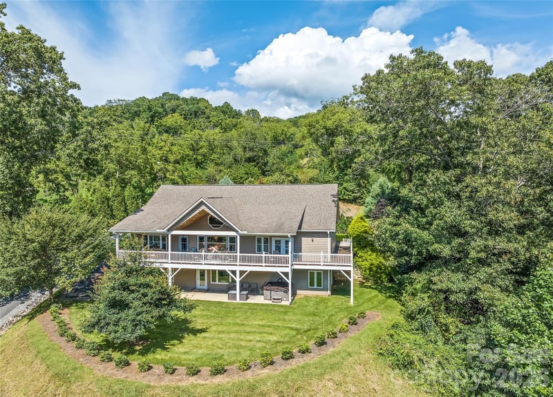 140 Debbie Loop, Waynesville, NC - 3 beds, 3 baths, 3,121 sqft - $825,000