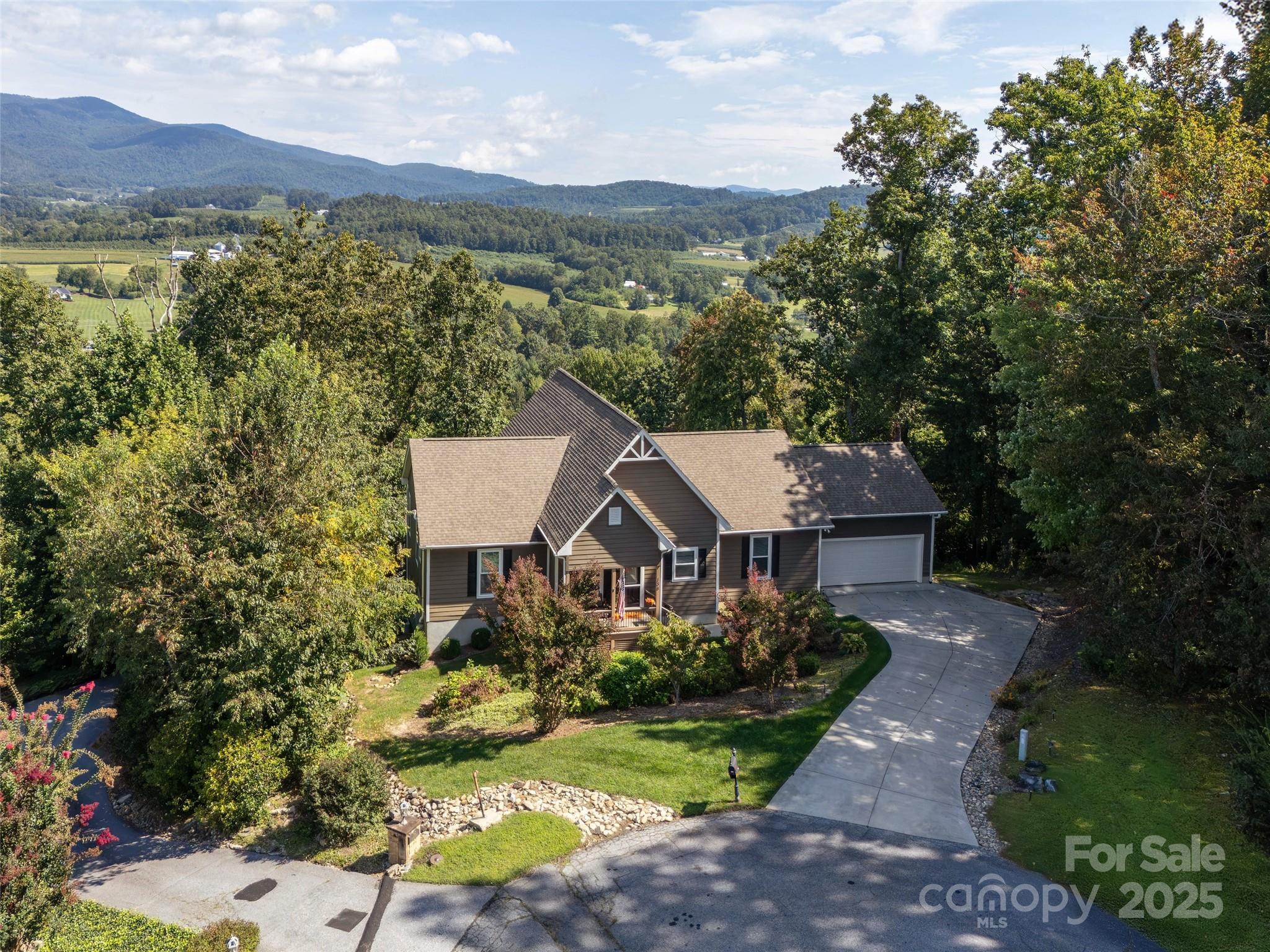 138 Lindsley, Hendersonville, NC. property listing photo