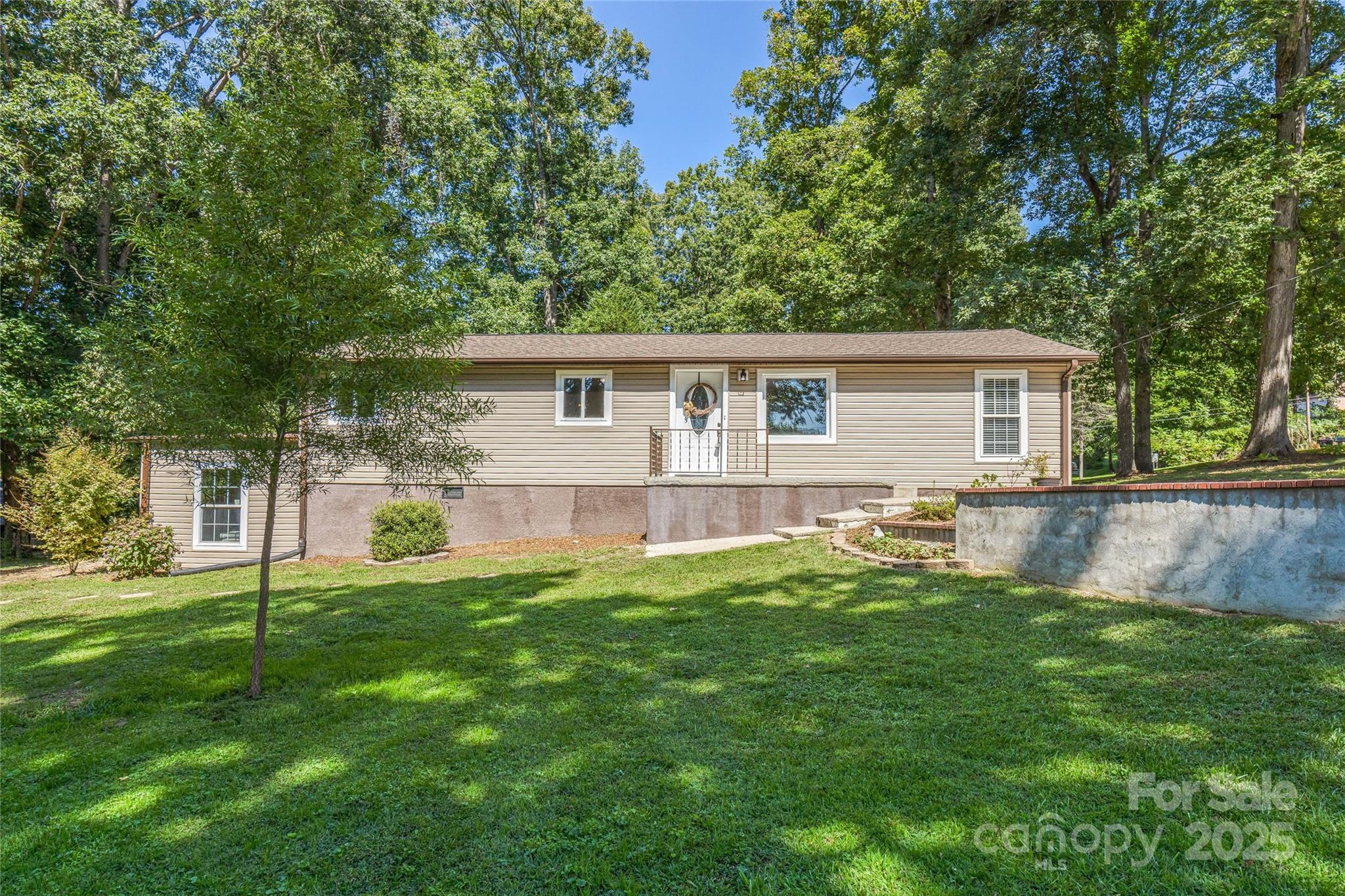 425 Lyndhurst Drive, Hendersonville, NC. property listing photo