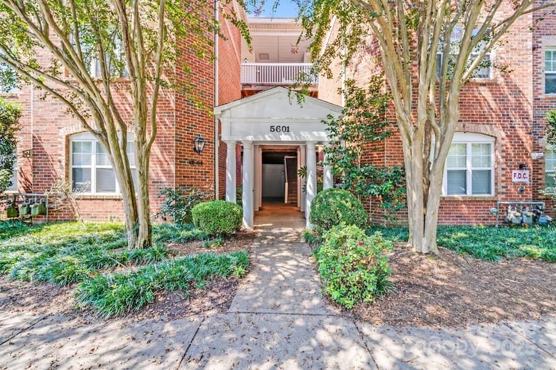 5601 Fairview 10, Charlotte, NC - 3 beds, 3 baths, 2,450 sqft - $550,000