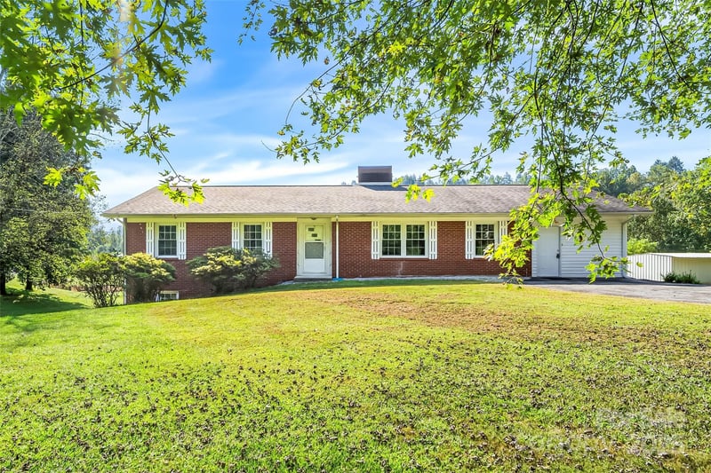 5325 US 70 Highway W, Marion, NC - 3 beds, 4 baths, 3,728 sqft - $520,000