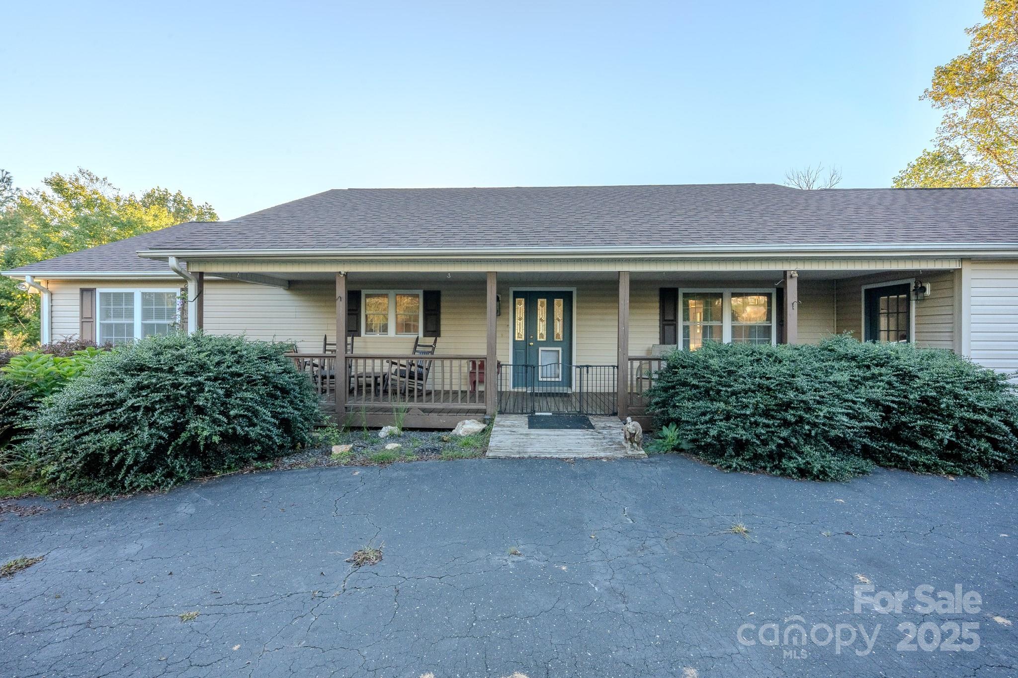 565 Overlook Drive, Spruce Pine, NC. property listing photo