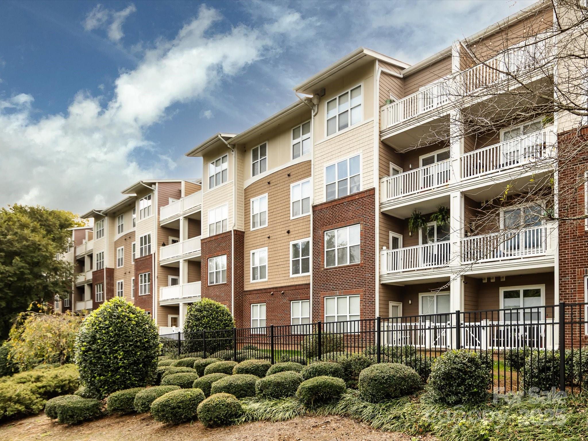 1000 E Woodlawn Road Apt 216, Charlotte, NC. property listing photo