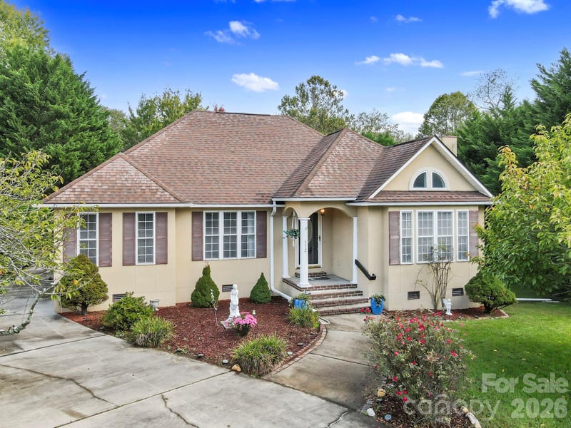 372 Kingfisher Lane, Mills River, NC - 4 beds, 3 baths, 2,006 sqft - $465,000