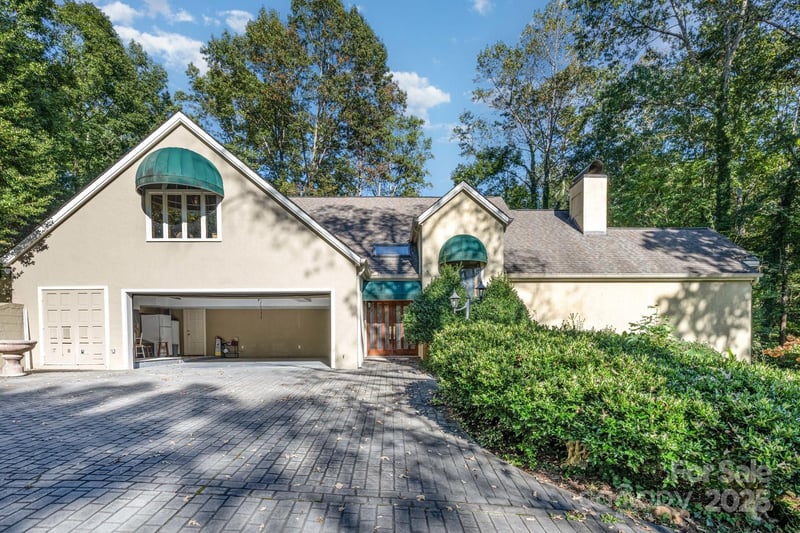 2116 8th Street, Hickory, NC - 3 beds, 4 baths, 3,439 sqft - $495,000