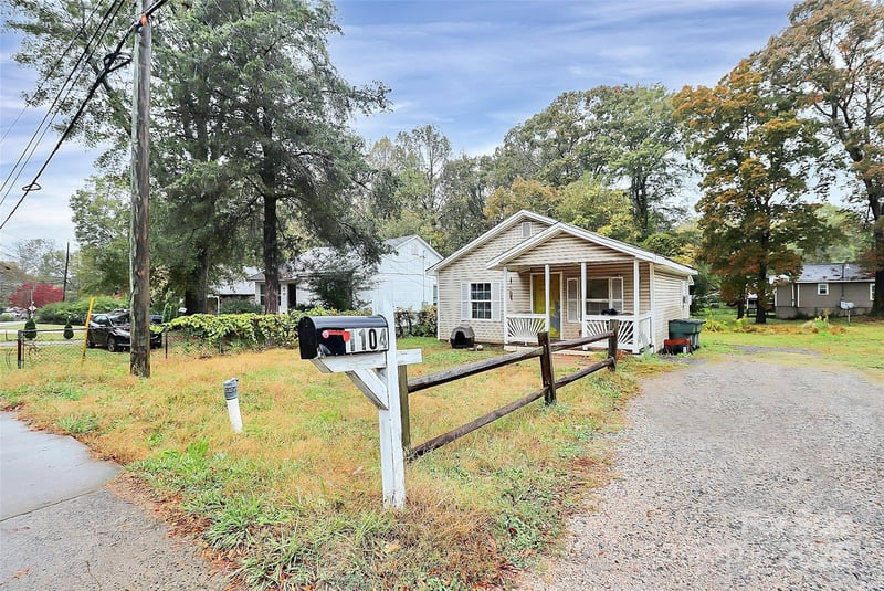 1104 W Davidson Avenue, Gastonia, NC - 2 beds, 1 bath, 706 sqft - $115,000