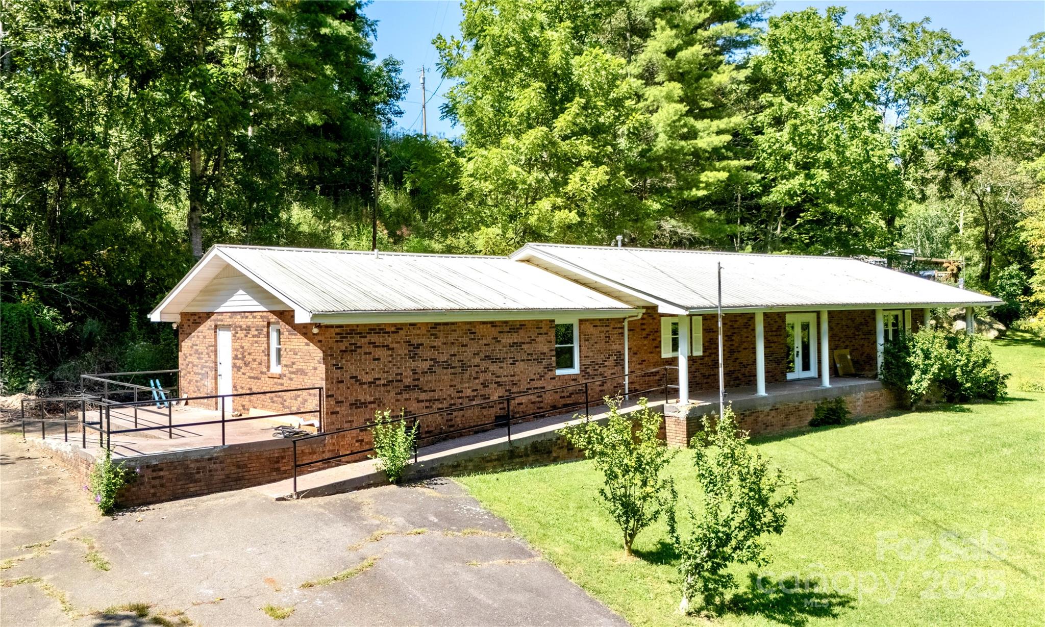 208 Murdock Road, Bakersville, NC. property listing photo