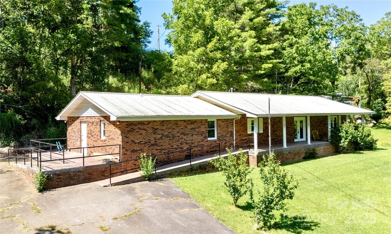 208 Murdock Road, Bakersville, NC - 4 beds, 3 baths, 2,132 sqft - $349,500