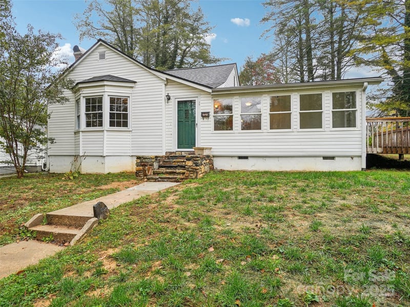 34 Parkview Drive, Brevard, NC - 2 beds, 2 baths, 1,418 sqft - $485,000