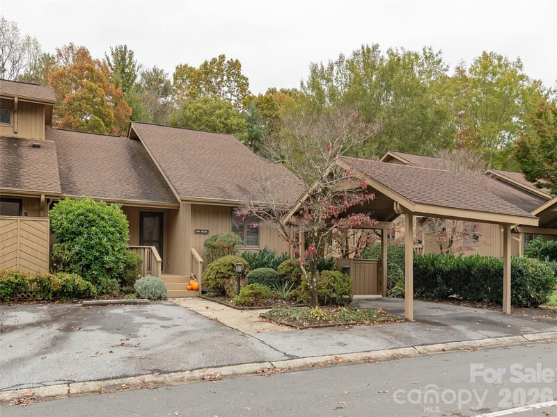 606 Red Oak Drive, Hendersonville, NC - 2 beds, 2 baths, 1,562 sqft - $379,500
