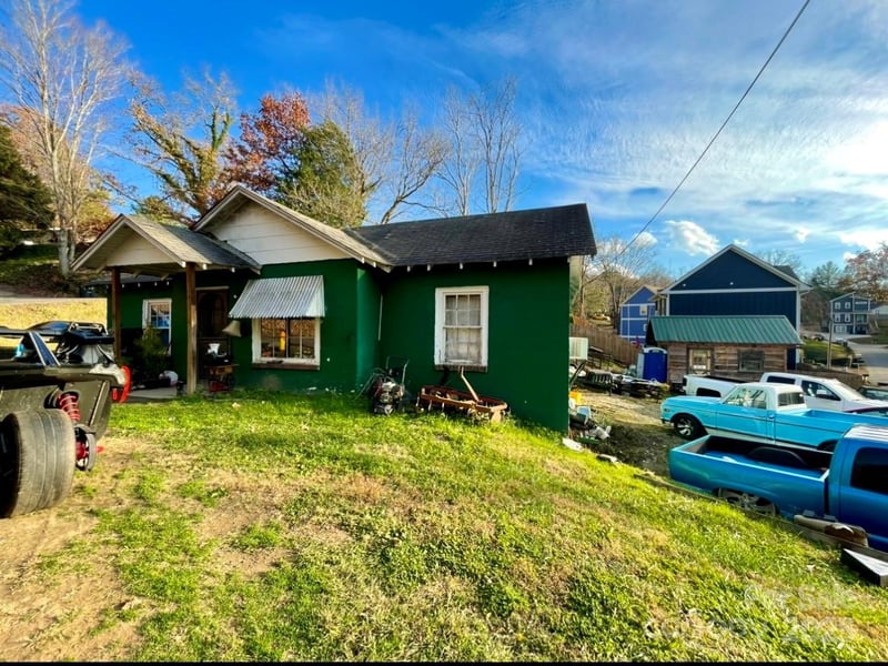 130 Lookout, Asheville, NC - 2 beds, 1 bath, 864 sqft - $187,000
