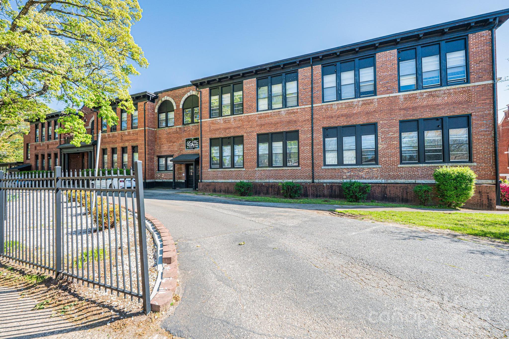 426 2nd Avenue SE, Hickory, NC. property listing photo