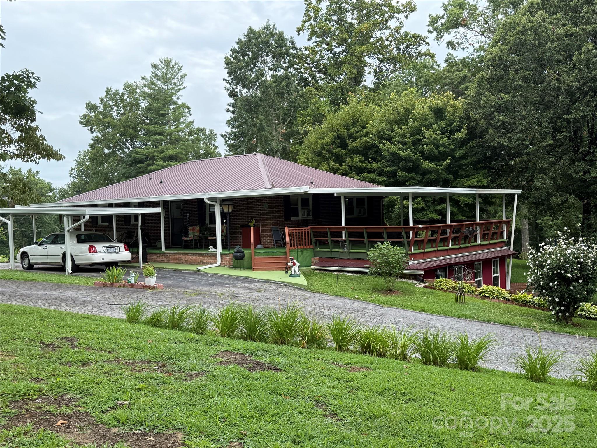 44 Tuttle, Hendersonville, NC. property listing photo
