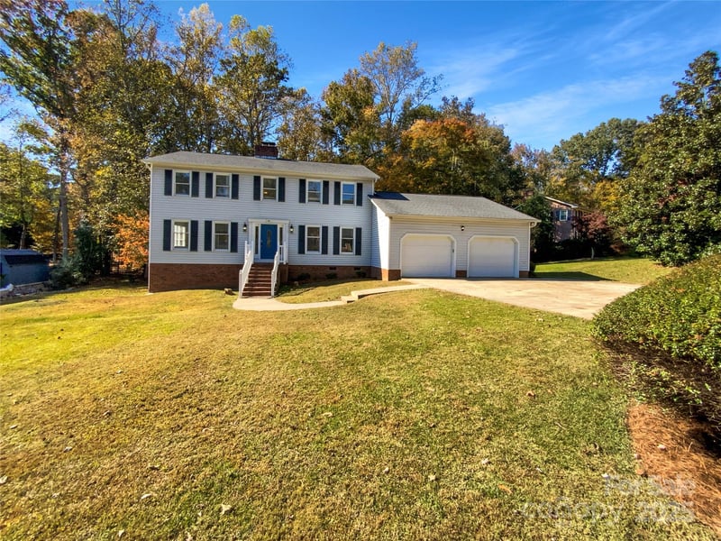 561 Briarwood, Lancaster, SC - 3 beds, 3 baths, 2,476 sqft - $349,000