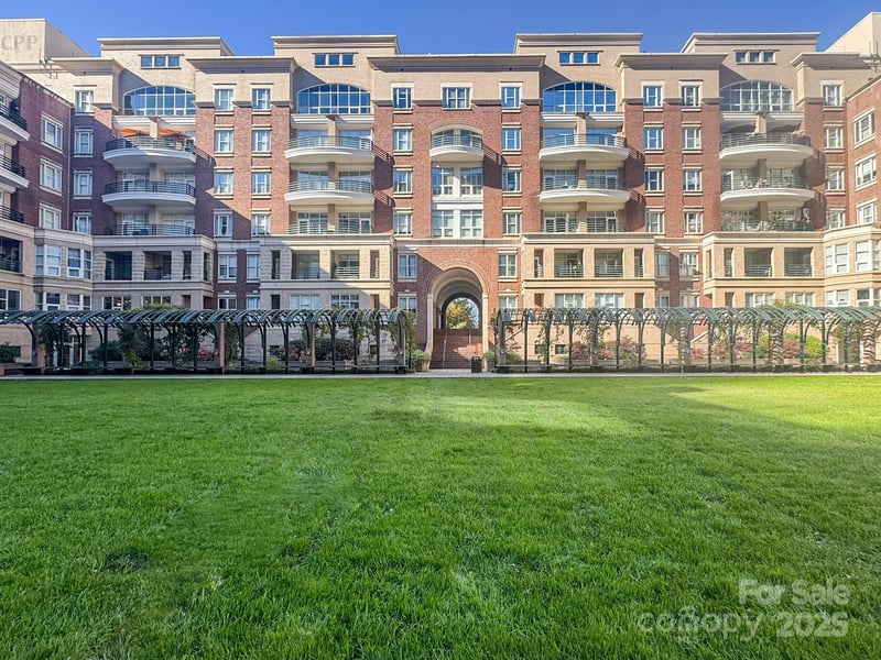 400 N Church Street Apt 420, Charlotte, NC - 2 beds, 2 baths, 1,370 sqft - $585,900