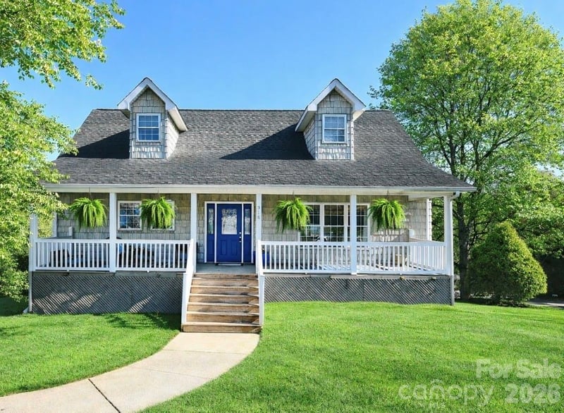 518 30th Avenue Circle NE, Hickory, NC - 3 beds, 2.5 baths, 2,424 sqft - $390,000