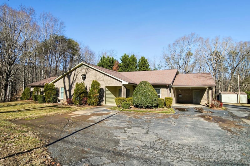 1015 Elizabeth, Dallas, NC - 6 beds, 4 baths, 3,605 sqft - $545,000