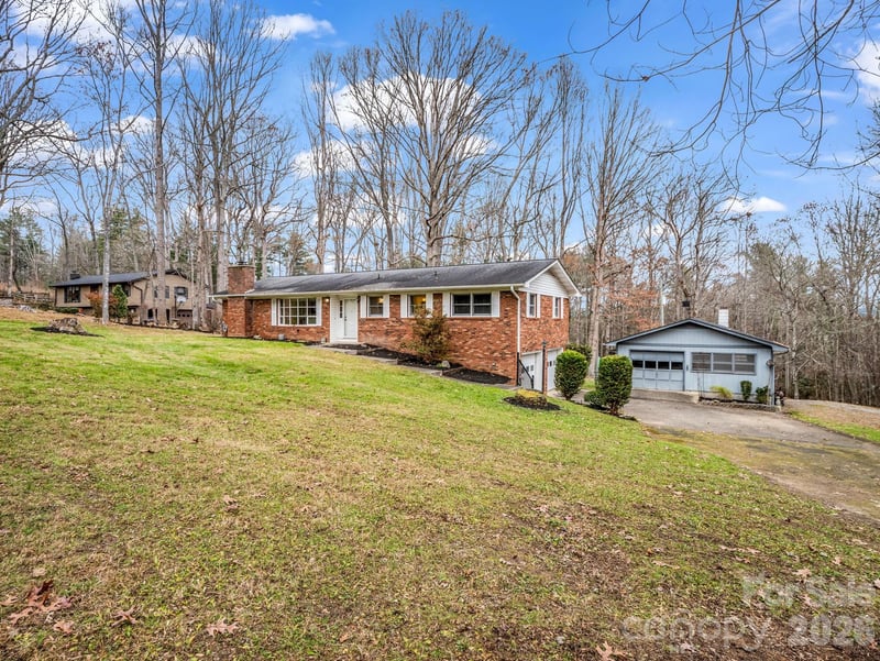 136 Old Tanglewood Trail, Hendersonville, NC - 3 beds, 2 baths, 1,684 sqft - $530,000