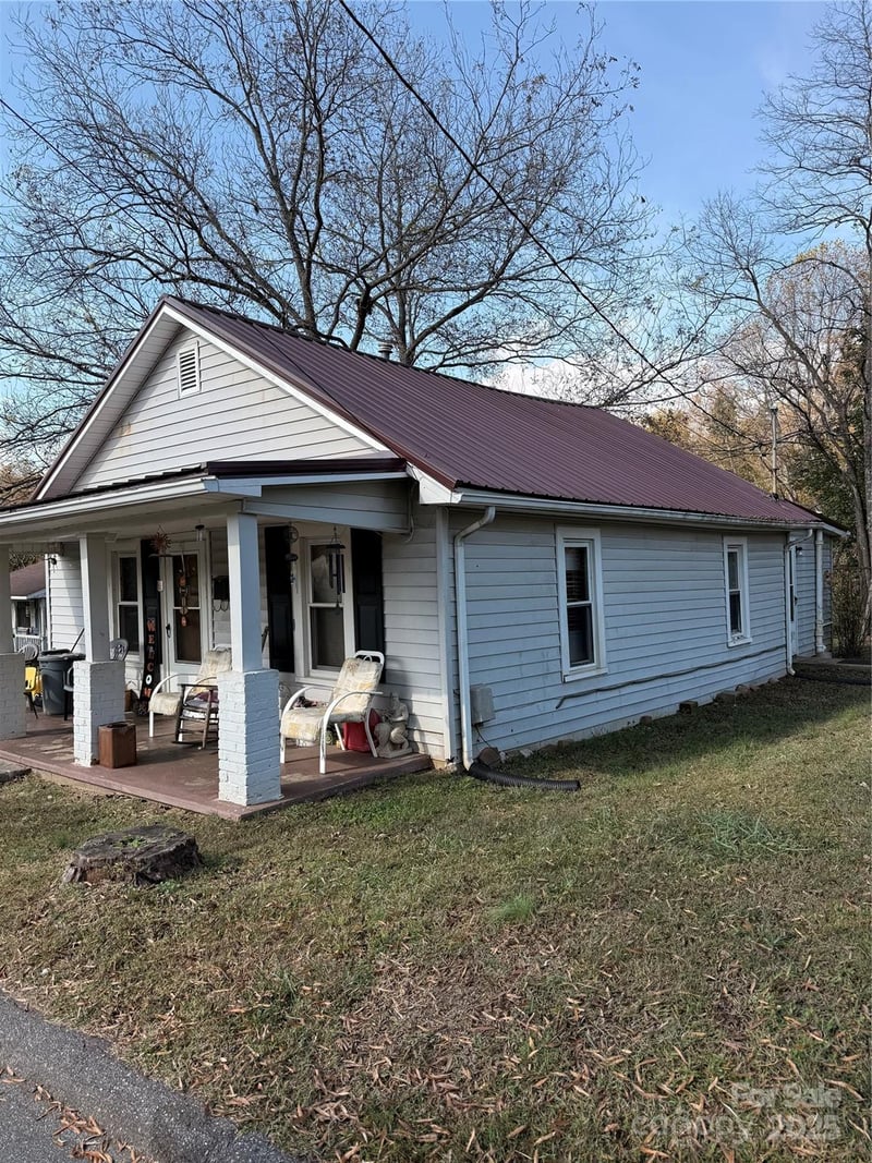 1418 Huggins Street, Statesville, NC - 2 beds, 1 bath, 958 sqft - $155,000