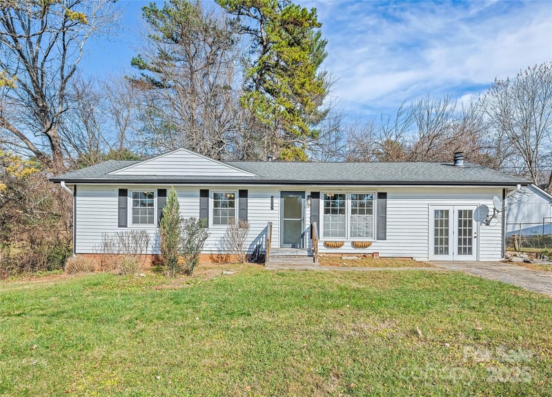 129 Willowbrook Road, Hendersonville, NC - 3 beds, 2 baths, 1,333 sqft - $335,000