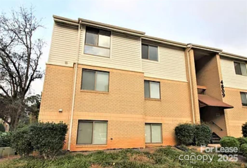 4809 Spring Lake Drive E, Charlotte, NC. property listing photo