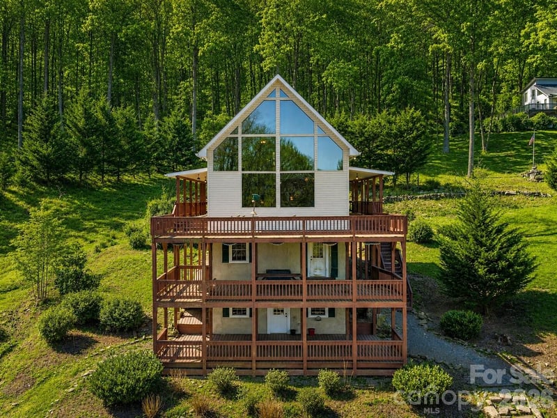 575 Twin Brook Drive, Waynesville, NC - 4 beds, 4 baths, 2,522 sqft - $565,000