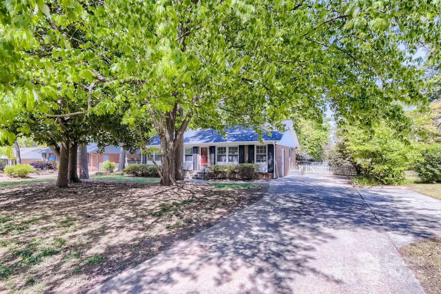 400 Vinecrest Drive, Matthews, NC. property listing photo