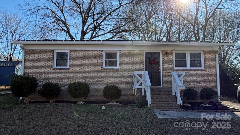 513 Holly Street, Dallas, NC - 3 beds, 1 bath, 925 sqft - $215,000