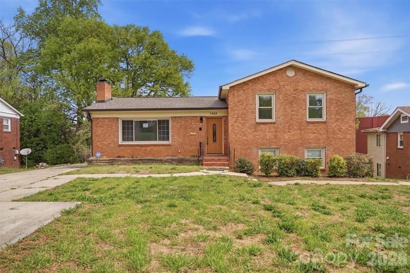 1424 Dean Street, Charlotte, NC - 5 beds, 3.5 baths, 3,511 sqft - $409,000